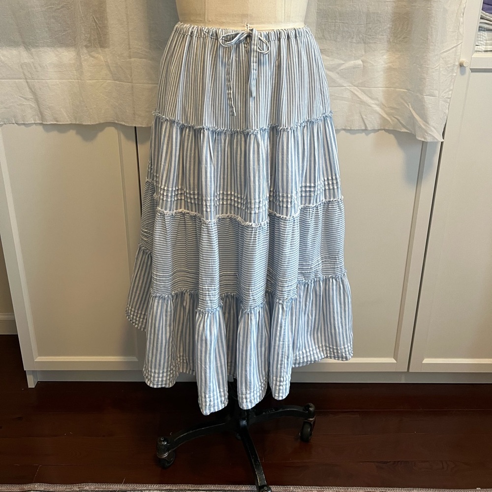 Adjustable waist blue striped midi skirt.